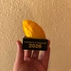 Mandelgave Trofæ / Pokal 2026 - "Vinderen af Mandlen" - 3D-Printet - Billede 2