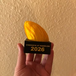 Alternative view of Mandelgave Trofæ / Pokal 2026 - "Vinderen af Mandlen" - 3D-Printet