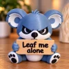 Sur Koala med Skilt "Leaf Me Alone" 3D-Printet Figur - 10 cm
