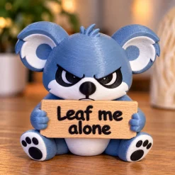 Sur Koala med Skilt "Leaf Me Alone" 3D-Printet Figur - 10 cm
